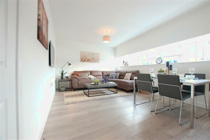 2 Bedroom Flat To Rent In Hampton Court, High Street, Cradley Heath, B64