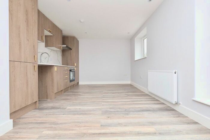 3 Bedroom Flat To Rent In Bounds Green Road, London, N22