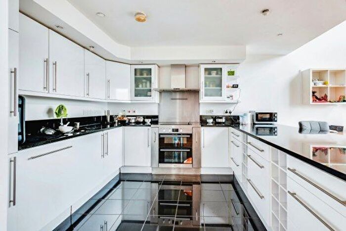 2 Bedroom Flat To Rent In Farnsby Street, Swindon, SN1