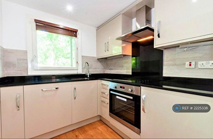 2 Bedroom Flat To Rent In North Crescent, Leeds, LS2