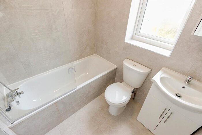 2 Bedroom End Of Terrace House To Rent In Manor Farm Drive, Chingford, E4