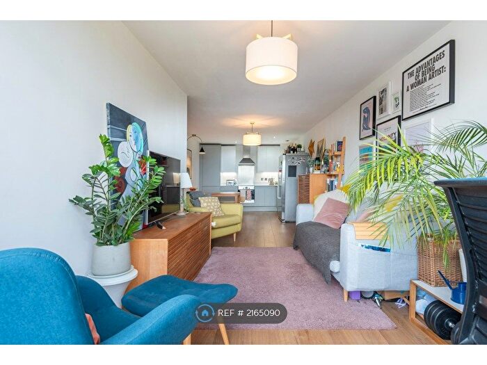 2 Bedroom Flat To Rent In Leamore Court, London, E2