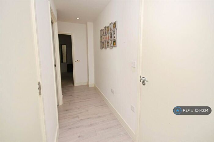 3 Bedroom Flat To Rent In Gatehouse Way, Aylesbury, HP19