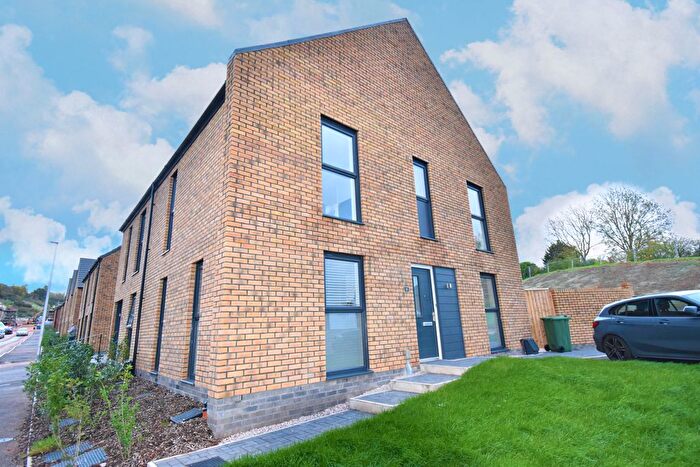 3 Bedroom Semi-Detached House To Rent In Quarry Heights, Harrington Lane, Exeter, EX4