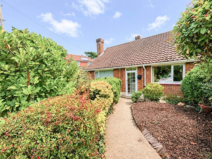 2 Bedroom Semi-Detached Bungalow For Sale In Oakwood Close, Hastings, TN34