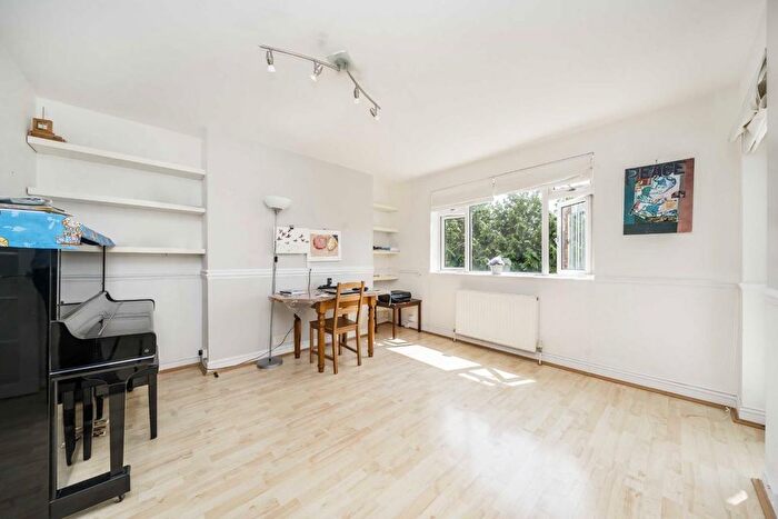 2 Bedroom Flat To Rent In Verdun Road, London, SW13