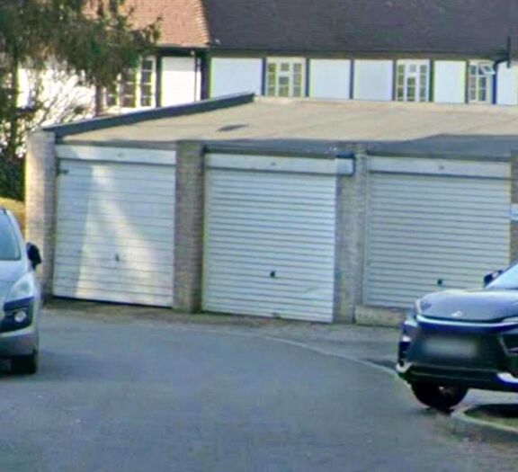 House To Rent In Garage Manor Court, KT13