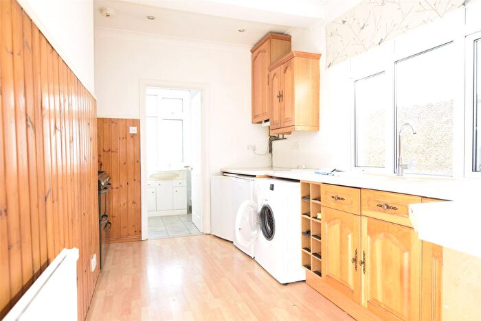 2 Bedroom Flat To Rent In Tenby Close, Romford, RM6