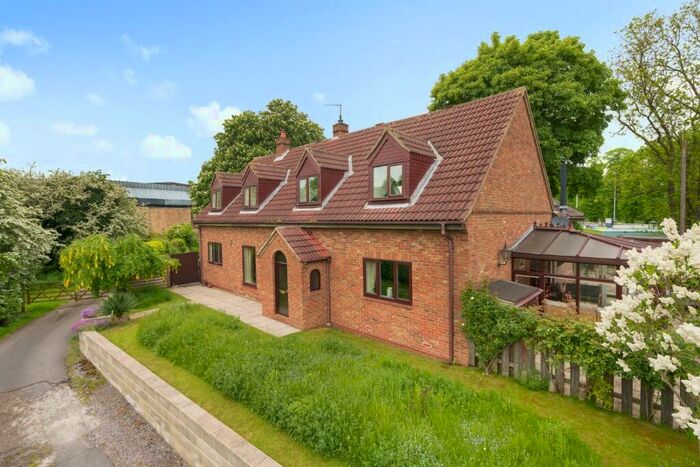 3 Bedroom Cottage For Sale In Crane Cottage Wharfe Bank, Tadcaster, North Yorkshire, LS24