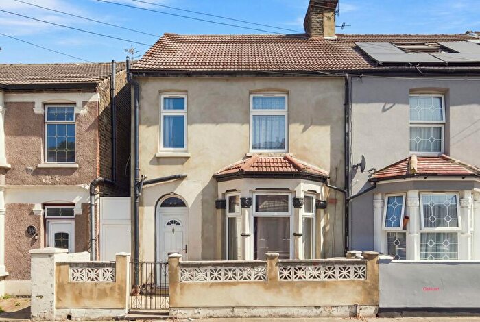 3 Bedroom Semi-Detached House To Rent In Harpour Road, Barking, IG11