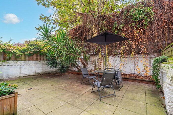 1 Bedroom Flat To Rent In Devonport Road, Shepherds Bush, London, W12