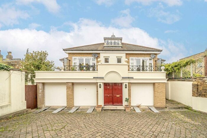 2 Bedroom Flat To Rent In Redwood Mews, London, SW4