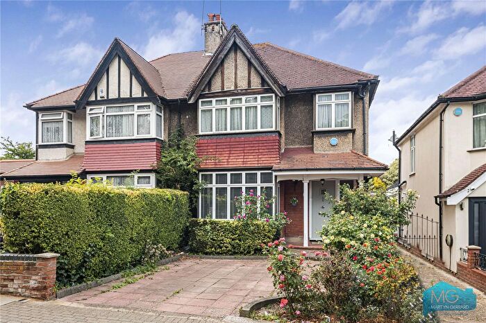 3 Bedroom Semi-Detached House For Sale In Leicester Road, Barnet, EN5