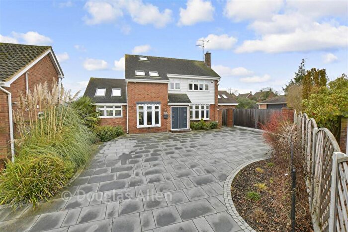 4 Bedroom Detached House For Sale In Curlew Crescent, Basildon, Essex, SS16