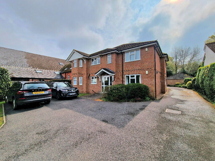 2 Bedroom Flat To Rent In Vicarage Road, Verwood, Dorset, BH31