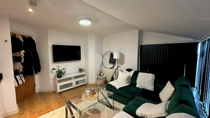 Studio To Rent In Whitefield Tce, Flat, PL4