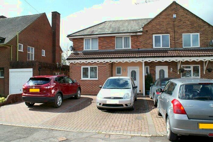2 Bedroom Apartment To Rent In Kent Road, Halesowen, West Midlands, B62