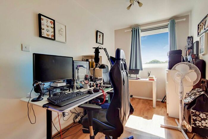 2 Bedroom Flat To Rent In Porchester Mead, Beckenham, BR3