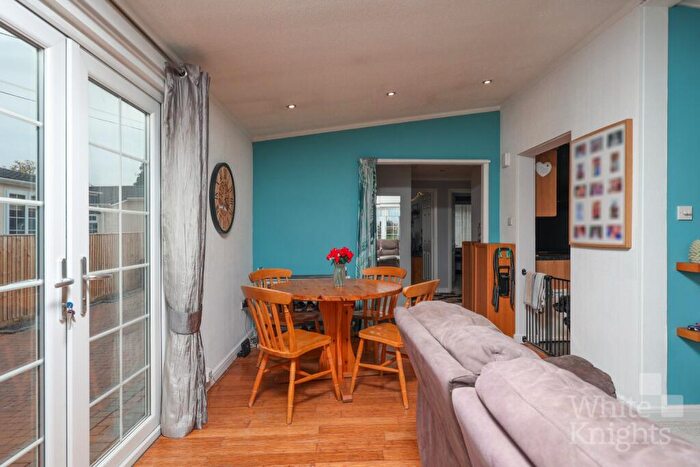 3 Bedroom Park Home For Sale In Fairfield Park, West End Road, Mortimer Common, Reading, Berkshire, RG7