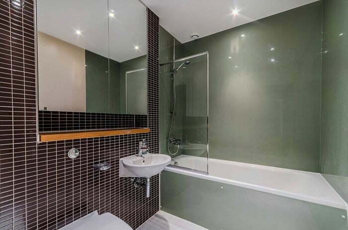 2 Bedroom Flat To Rent In Bromyard Avenue, Acton, London, W3