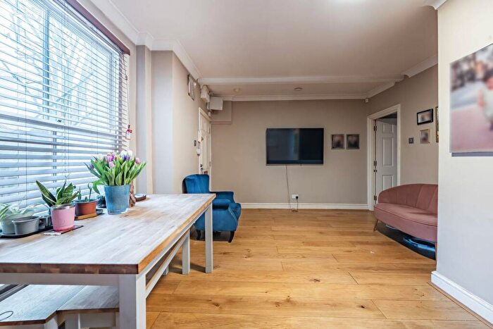 2 Bedroom Flat To Rent In Belgrave Gardens, St John's Wood, London, NW8