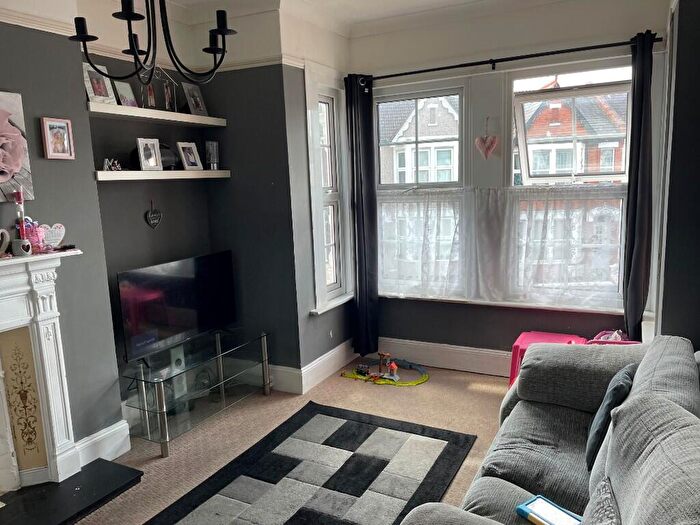 2 Bedroom Flat To Rent In Hamlet Court Road, Westcliff-On-Sea, Essex, SS0