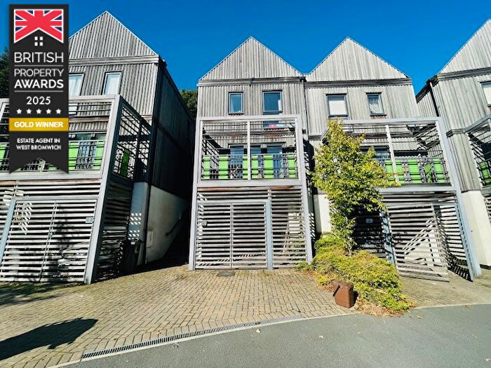 3 Bedroom Semi Detached House For Sale In Daisy Drive, West Bromwich, B71