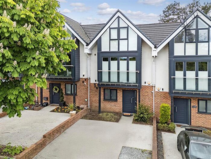 4 Bedroom Terraced House For Sale In Hainault Road, Chigwell, IG7