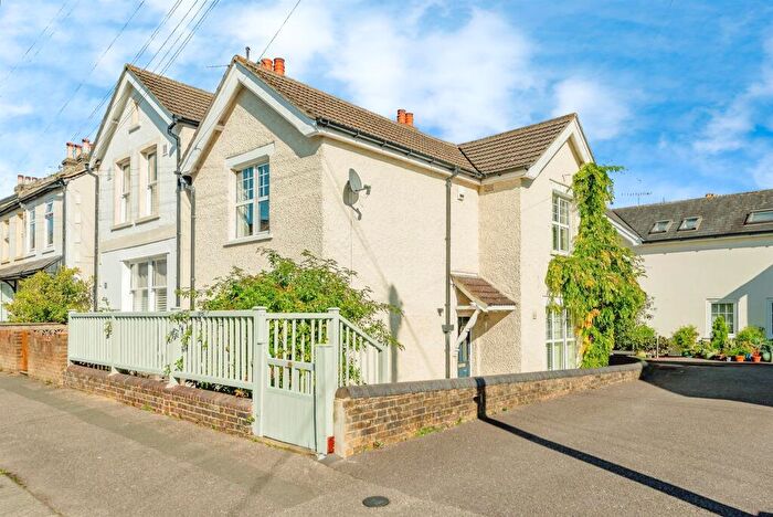 2 Bedroom Detached House For Sale In Victoria Road, Redhill, RH1