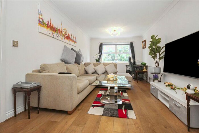 2 Bedroom Flat To Rent In International Way, Sunbury-On-Thames, Surrey, TW16