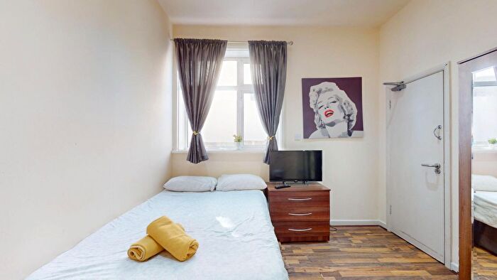 Studio To Rent In Brondesbury Park, London, NW6