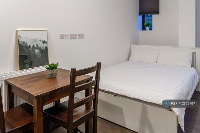 Studio To Rent In Edgware Road, London, NW2