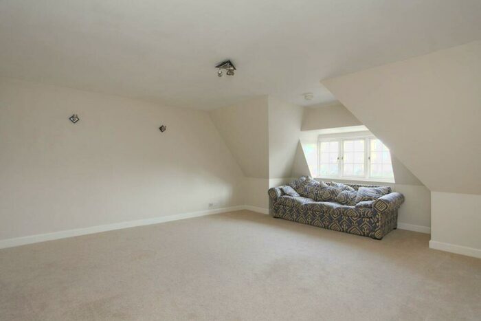 2 Bedroom Flat To Rent In Corringway, Hampstead Garden Suburb, London, NW11