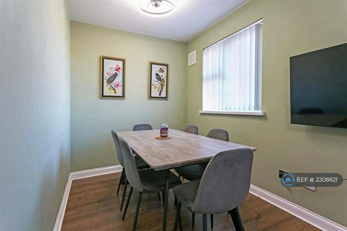 2 Bedroom Flat To Rent In Boveney Close, Slough, SL1