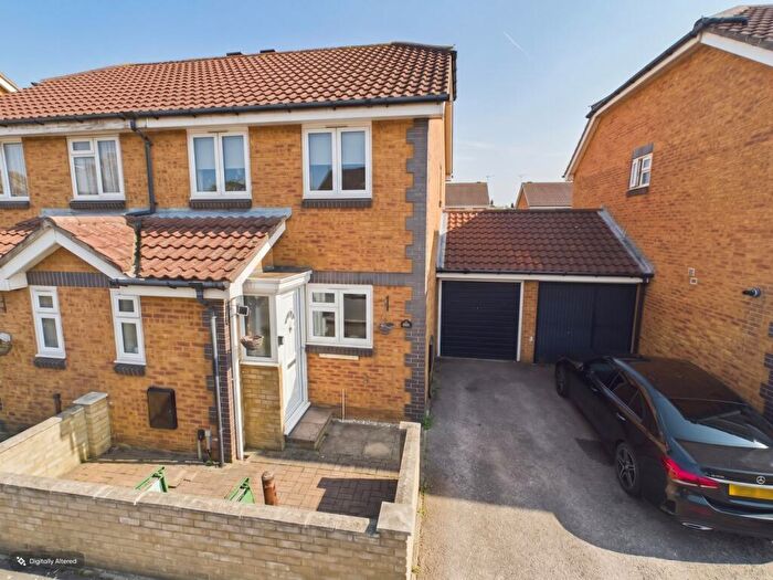 3 Bedroom Semi-Detached House For Sale In Slade Green Road, Erith, DA8