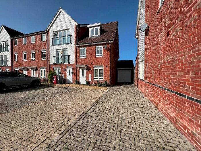 3 Bedroom Town House To Rent In Chadwick Road, Langley, SL3