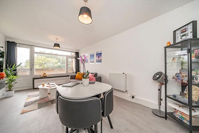 2 Bedroom Flat For Sale In Highcliffe Drive, Roehampton, SW15