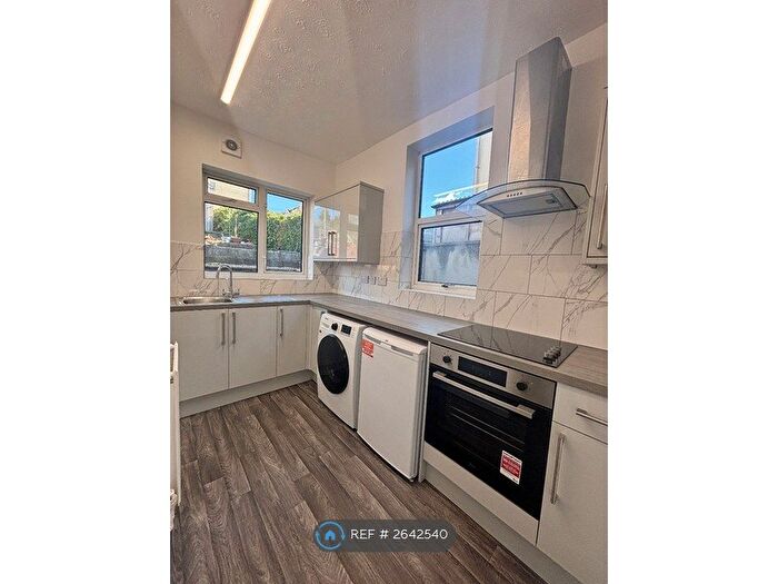2 Bedroom Flat To Rent In Charlton Road, Kingswood, Bristol, BS15