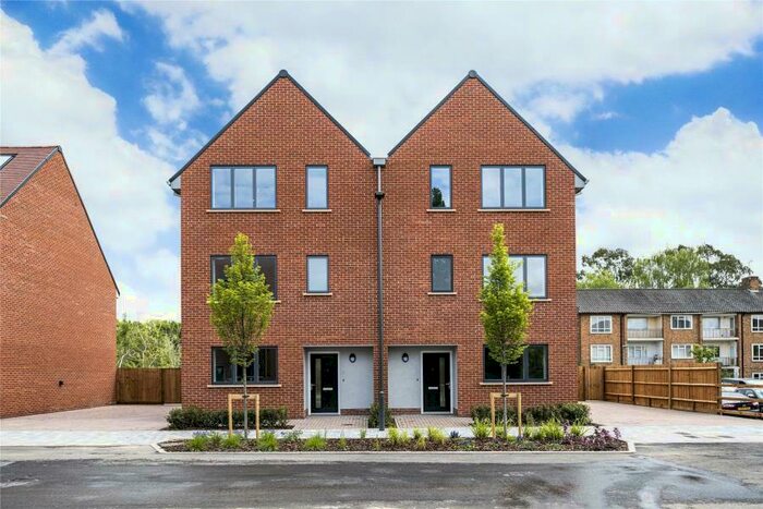 4 Bedroom Detached House To Rent In Woking, GU21