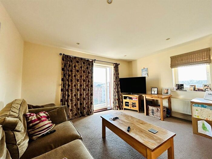 2 Bedroom Apartment For Sale In Whale Avenue, Reading, Berkshire, RG2