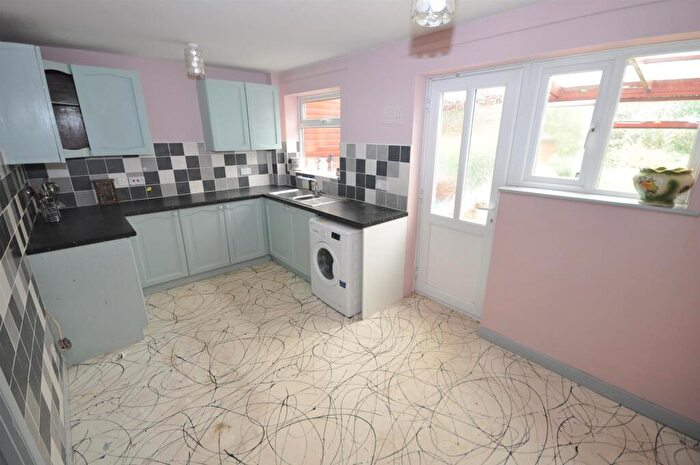 3 Bedroom Semi-Detached House For Sale In Grampian Way, Thorne, DN8