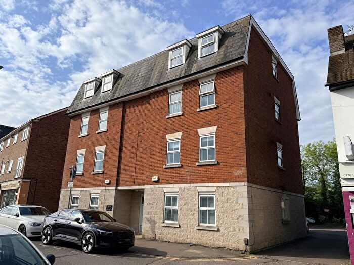 2 Bedroom Flat For Sale In Dellsome Lane, Hatfield, AL9