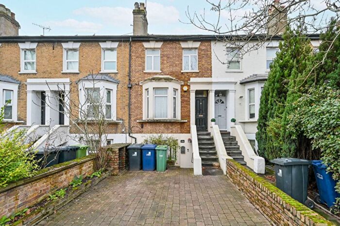 3 Bedroom Flat To Rent In Lower Boston Road, Hanwell, London, W7