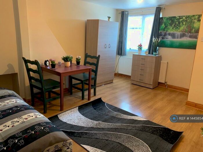 Studio To Rent In Dongola Road, London, N17