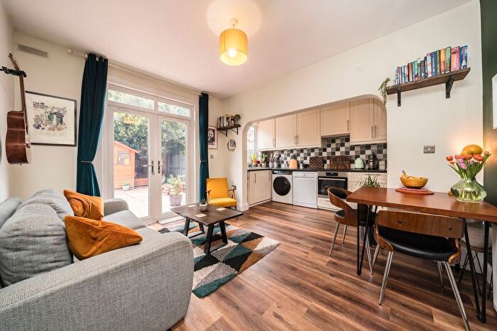 1 Bedroom Flat For Sale In Ashvale Road, Tooting, SW17