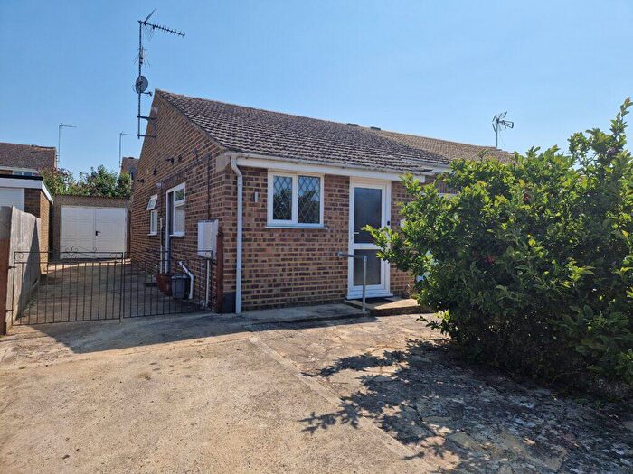 2 Bedroom Bungalow To Rent In Windsor Close, Kings Sutton, OX17