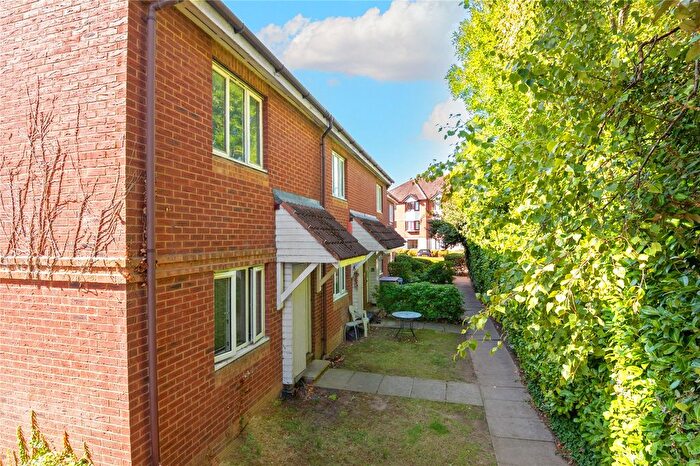 2 Bedroom Maisonette For Sale In Varsity Drive, Middlesex, TW1
