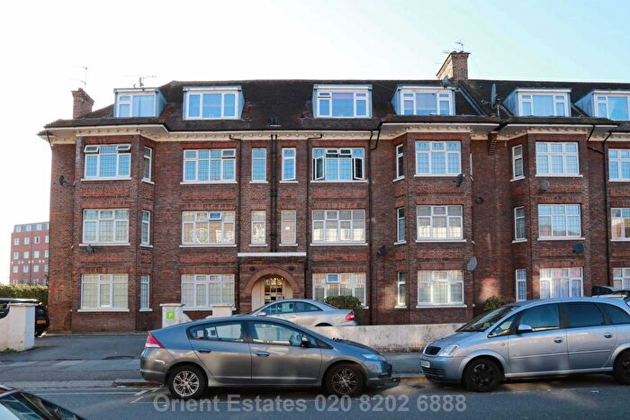 3 Bedroom Flat To Rent In Wykeham Road, Hendon, NW4