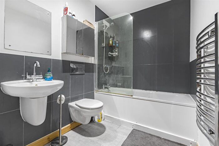 2 Bedroom Flat For Sale In Elder Court, Mead Lane, Hertford, SG13