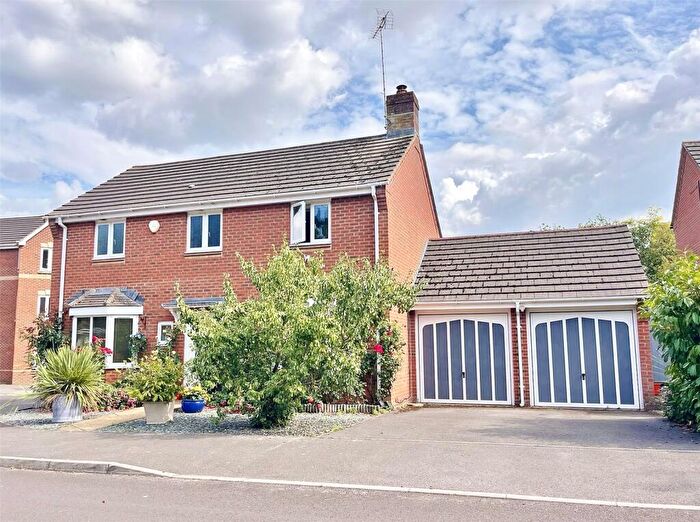 4 Bedroom Detached House For Sale In Liederbach Drive, Verwood, Dorset, BH31